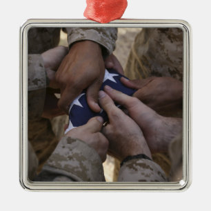Ornement En Métal Marines plient un drapeau américain