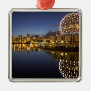 Ornement En Métal Science World et le CBD reflétés dans False Creek,