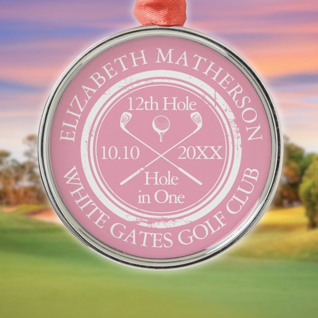 Ornement En Métal Trou de golf en un rose classique personnalisé (Golf Hole in One Classic Personalized Pink Metal Ornament)