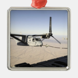 Ornement En Métal Un balbuzard MV-22 réapprovisionne en combustible