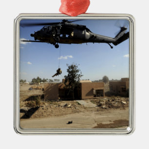Ornement En Métal Un pararescueman rappels d'un HH-60 2