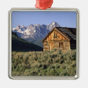 Ornement En Métal Une cabane en rondins et les montagnes Sawtooth da