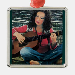 Ornement En Métal Une Femme Jouant De La Musique Avec Une Guitare Ac