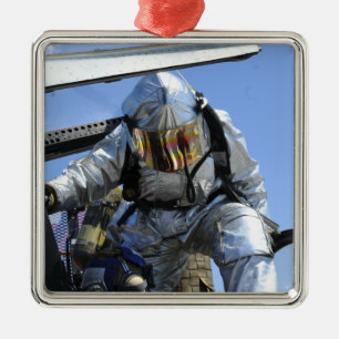 Ornement En Métal Une perceuse secourue est effectuée sur le poste d