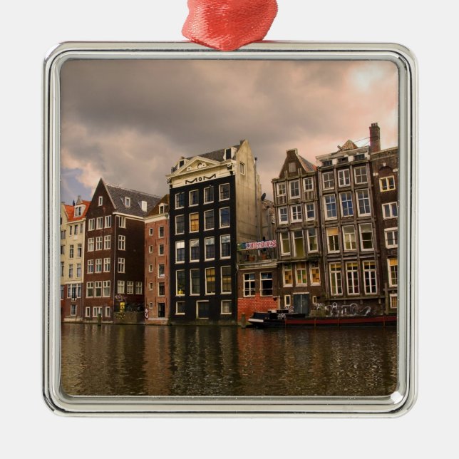 Ornement En Métal Vue sur l'architecture unique et les pignons (Devant)