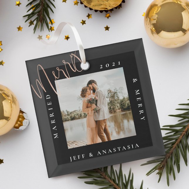 Ornement En Verre Miniature moderne mariée & Joyeuse Gold Script pho (Minimal Modern Married & Merry Gold Script Photo Glass Ornament)