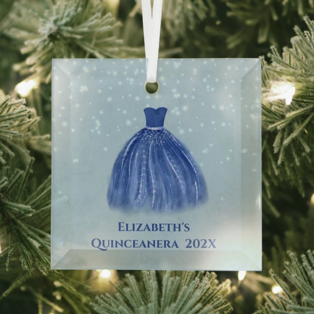 Ornement En Verre Robe bleue Quinceanera sur bleu étoilé avec nom (Insitu)