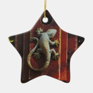 Ornement Étoile En Céramique lézard gris sur bois usé