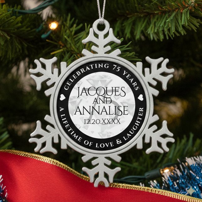 Ornement Flocon De Neige Élégant 75e anniversaire de Mariage de diamant (75th Diamond Wedding Anniversary Snowflake Pewter Ornament Cover Photo)