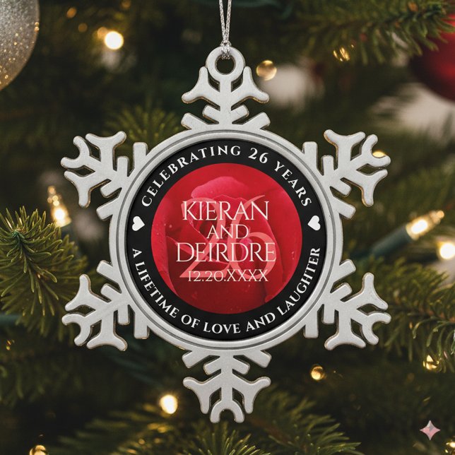 Ornement Flocon De Neige Élégante fête du 26e anniversaire du Mariage Rose (26th Rose Wedding Anniversary Snowflake Pewter Ornament Cover Photo)