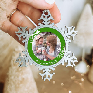 Ornement Flocon De Neige Flocon de neige vert monogramme photo personnalisé