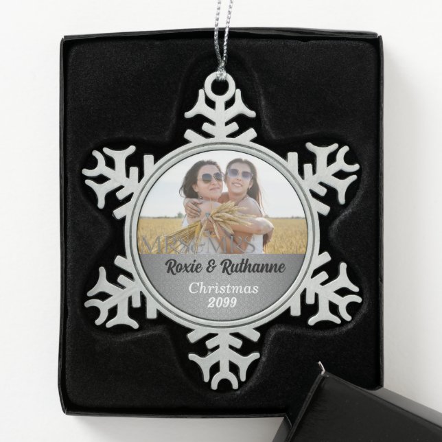 Ornement Flocon De Neige Mme et Mme Silver Damask Photo (Boîte)