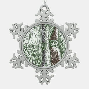 Ornement Flocon De Neige Nisse derrière un champignon
