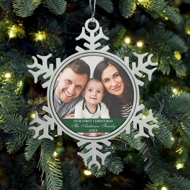 Ornement Flocon De Neige Notre première photo de famille de Noël (Customize with your names and year.)