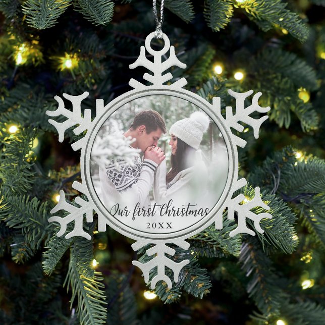 Ornement Flocon De Neige Notre première photo en couple de Noël (First Christmas Ornament. Customize with your names.)