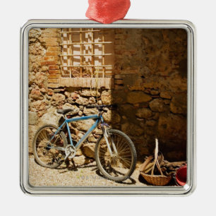 Ornement Métallique Allez à vélo devant un mur, Monteriggioni, Sienne