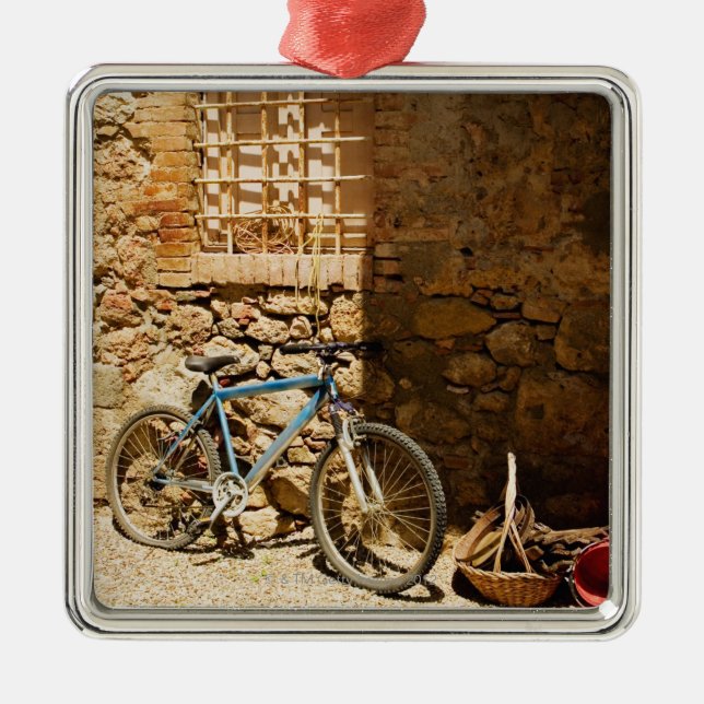 Ornement Métallique Allez à vélo devant un mur, Monteriggioni, Sienne (Devant)