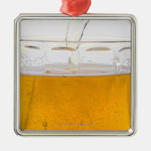 Ornement Métallique Bière de versement dans la tasse en verre,