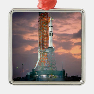Ornement Métallique Coupures d'aube derrière ASTP Saturn IB CDDT