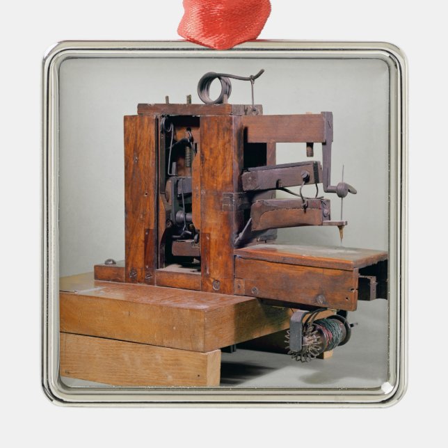 Ornement Métallique Couseuse', la première machine à coudre, 1830 (Devant)
