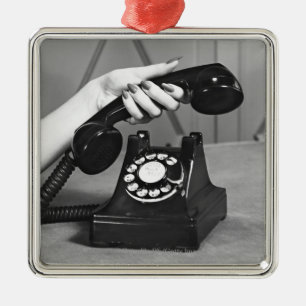 Ornement Métallique Femme prenant le téléphone étroit de la main