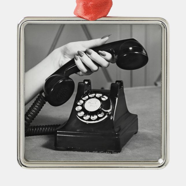 Ornement Métallique Femme prenant le téléphone étroit de la main (Devant)