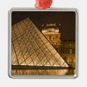 Ornement Métallique France, Paris. Le Louvre au crépuscule. Crédit 2