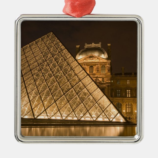 Ornement Métallique France, Paris. Le Louvre au crépuscule. Crédit 2 (Devant)