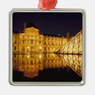 Ornement Métallique France, Paris, Musée du Louvre la nuit.