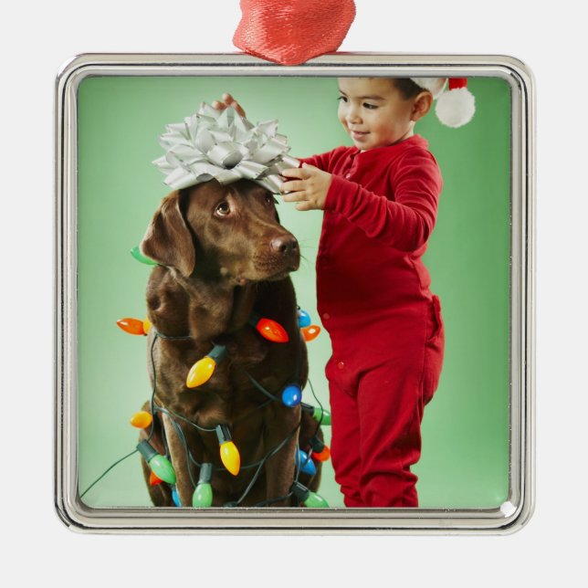Ornement Métallique Jeune garçon enroulant des lumières de Noël autour (Devant)