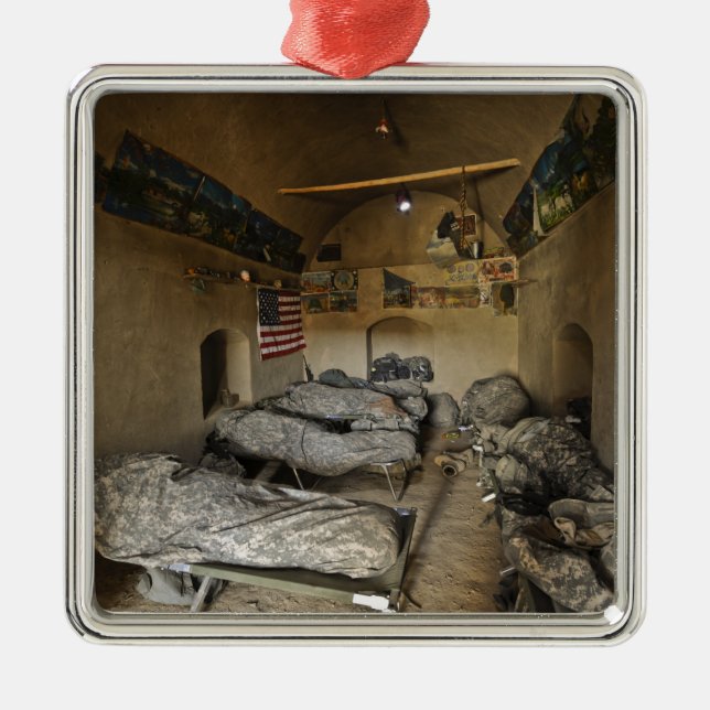 Ornement Métallique Les soldats américains dorment dans une maison de  (Devant)