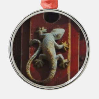 Ornement Métallique lézard gris sur bois usé