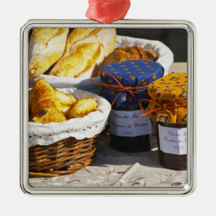 Ornement Métallique Panier avec croissants et pains au chocolat.
