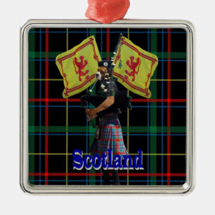 Ornement Métallique Piper écossais sur tartan