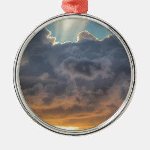Ornement Métallique Rayons de soleil à travers les nuages orageux