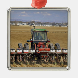 Ornement Métallique Tracteur tirant un semoir de maïs semence.