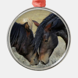 Ornement Métallique Two Brown Wild Horses Nuzzling