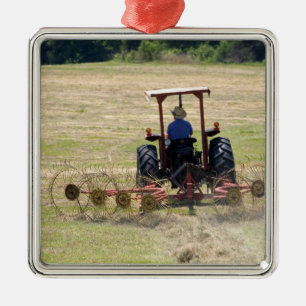 Ornement Métallique Un jeune garçon conduisant une moisson de tracteu