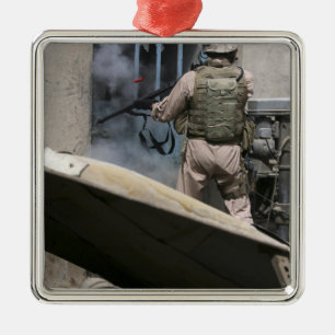 Ornement Métallique Un policier militaire utilise une balle de brèche