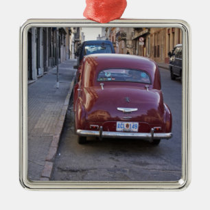Ornement Métallique Une voiture Peugeot rouge classique ancienne garée