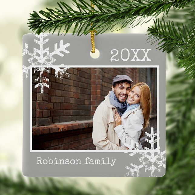 Ornement photo gris avec flocons de neige (Rustic Snowflake holiday Christmas design that can be personalized and makes a perfect keepsake.)