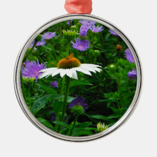 Ornement Rond Argenté Fleur de cône blanc, fleurs pourpres et papillon