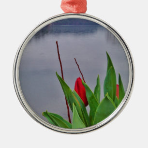 Ornement Rond Argenté Rouges Tulipes Blue Lake Arrowhead