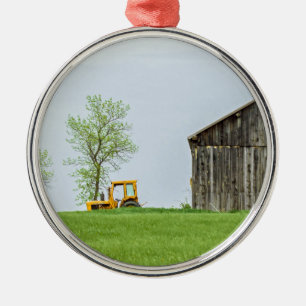 Ornement Rond Argenté Scène De Grange Avec Tracteur