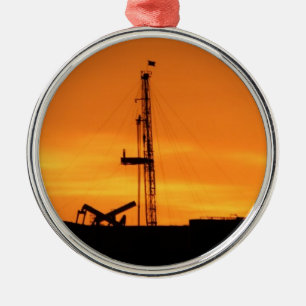 Ornement Rond Argenté Silhouette d'installation de Workover au coucher