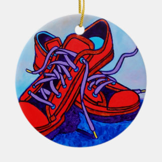 Ornement Rond En Céramique Baskets rouges deux