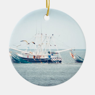 Ornement Rond En Céramique Bateau bleu de crevette sur l'océan