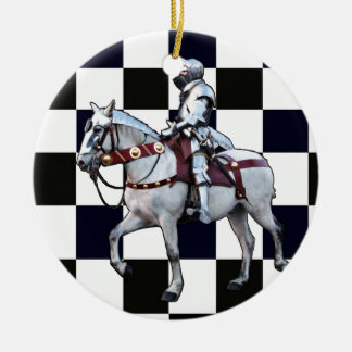 Ornement Rond En Céramique Chevalier sur cheval blanc avec plateau d'échecs
