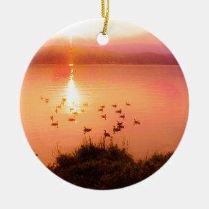 Ornement Rond En Céramique Coucher de soleil rose et de lac de pêche