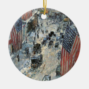 Ornement Rond En Céramique Drapeaux sur la 57e Rue par Frederick Childe Hassa